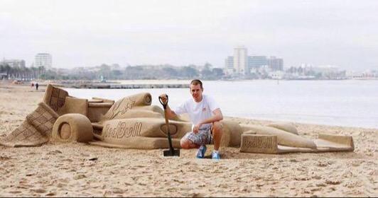 formulaoneclub's tweet photo. ¡La F1 es arte! #f1insider #RetroBull 
(Imagen vía @lelef136) http://t.co/PKp85uS7cZ