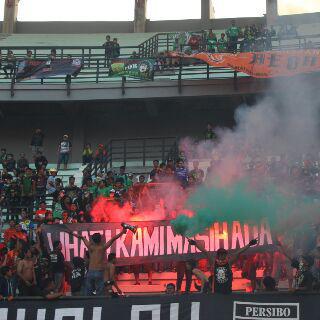 binksinatra's tweet photo. LIHAT KAMI MASIH ADA Curva_nord49 stadion GBT 10-9-2015 http://t.co/HHEZKyjfbk