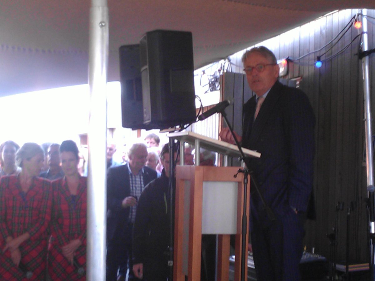 Lovend afscheid van gevleugeld corporatiebestuurder Ed Penninks <a href="/sallandwonen/">SallandWonen</a>. Gehoord: "we gaan samen de strijd aan"