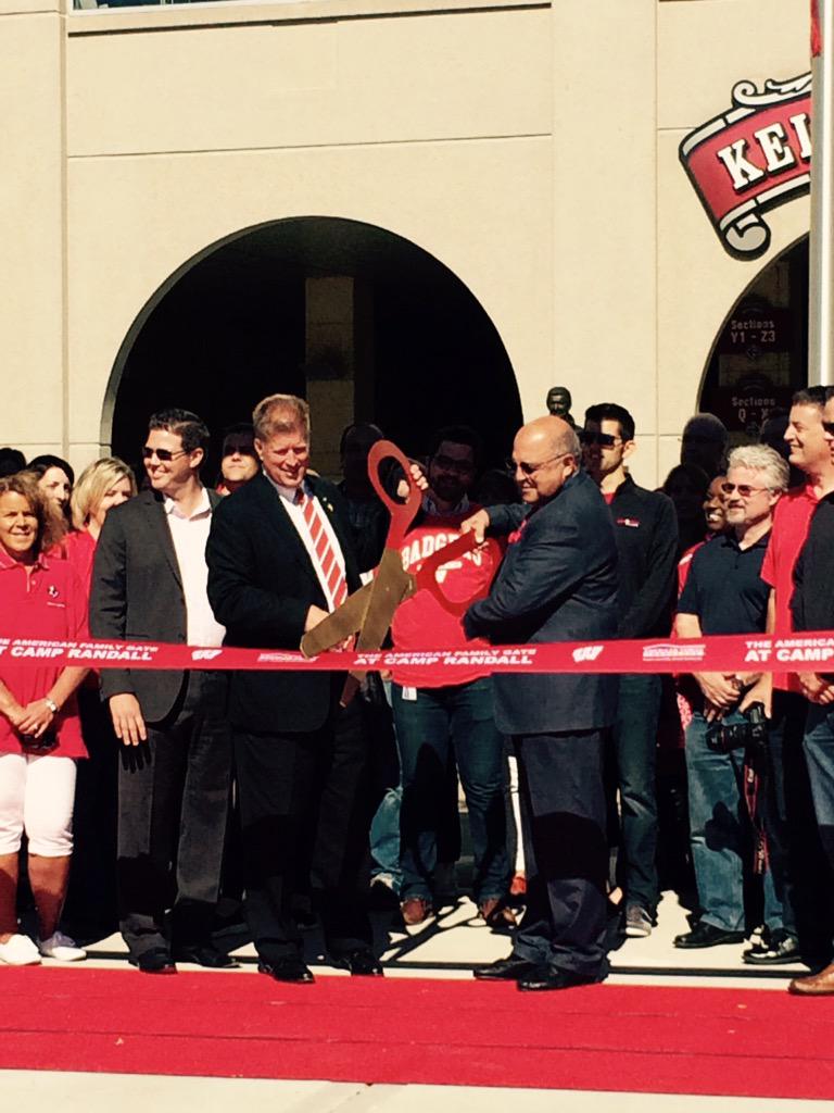 AmFamNews's tweet image. .@UWBadgers host ribbon cutting for @AmFam gate at Camp Randall. ow.ly/RZ6Pn #AmFamPartnership