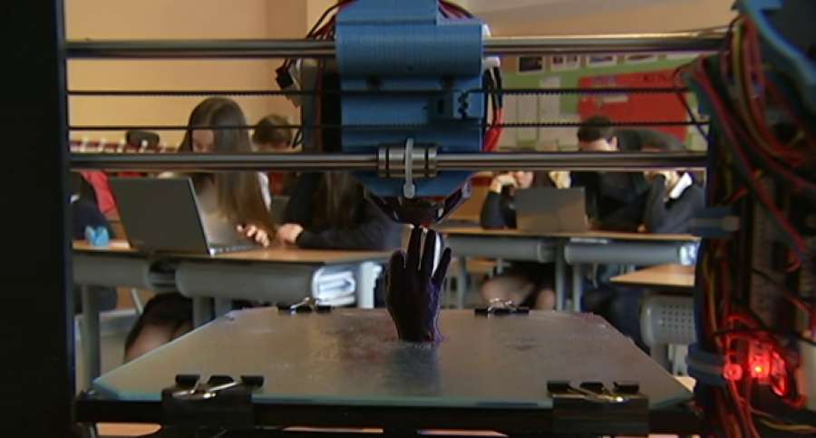 A3Noticias's tweet photo. Robótica,nueva asignatura en institutos de Madrid. Imprimirán en 3D y aprenderán a programar ▶ http://t.co/Q99JkxN8XK http://t.co/3rdqG9qQNG