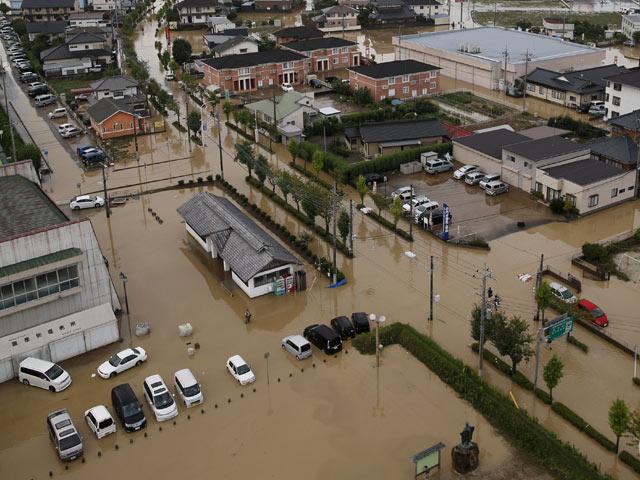 detikcom's tweet photo. Banjir Terjang Jepang http://t.co/WYIqvgz06E  via @detik_foto http://t.co/zhULgqqadE
