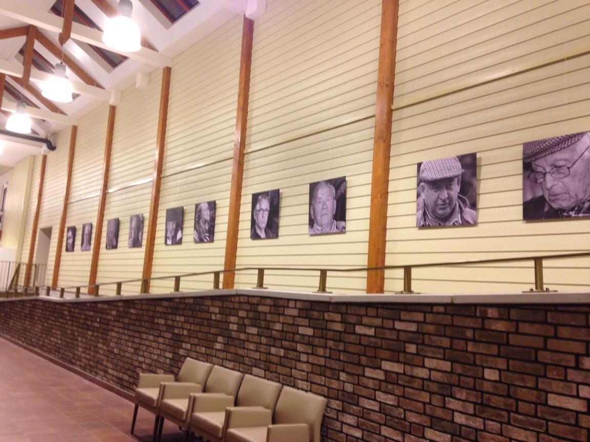 Benieuwd wie hier 'hangen?' Kom morgen naar de opening van de fototentoonstelling Alleman