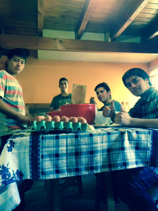 Indu6to1ra's tweet photo. Probando platos para servir en el stand
#Sextoprimera #Semanadelajuventud http://t.co/n8UeSoWb5a