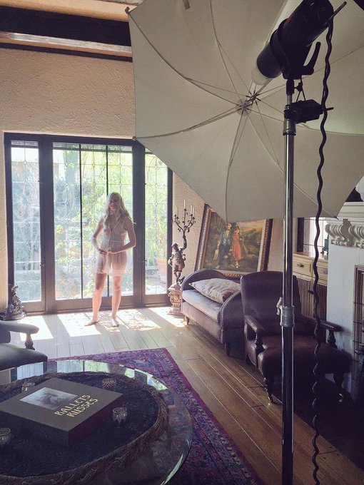 On set w beautiful @TheBaileyRayne ? http://t.co/ne9GLdbT3Z