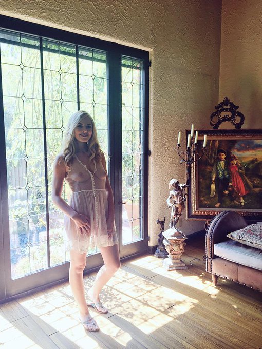 On set w beautiful @TheBaileyRayne ? http://t.co/ne9GLdbT3Z