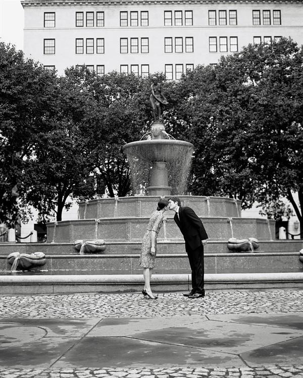 A lingering #kiss in front of #PulitzerFountain in NYC. #Valentiinternational Pic. Credit: luxury-insider.com