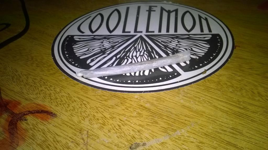 Aluhette's tweet photo. Salir de laburo y mi churro lo auspicia #CoolLemon http://t.co/aKN0g8RT28