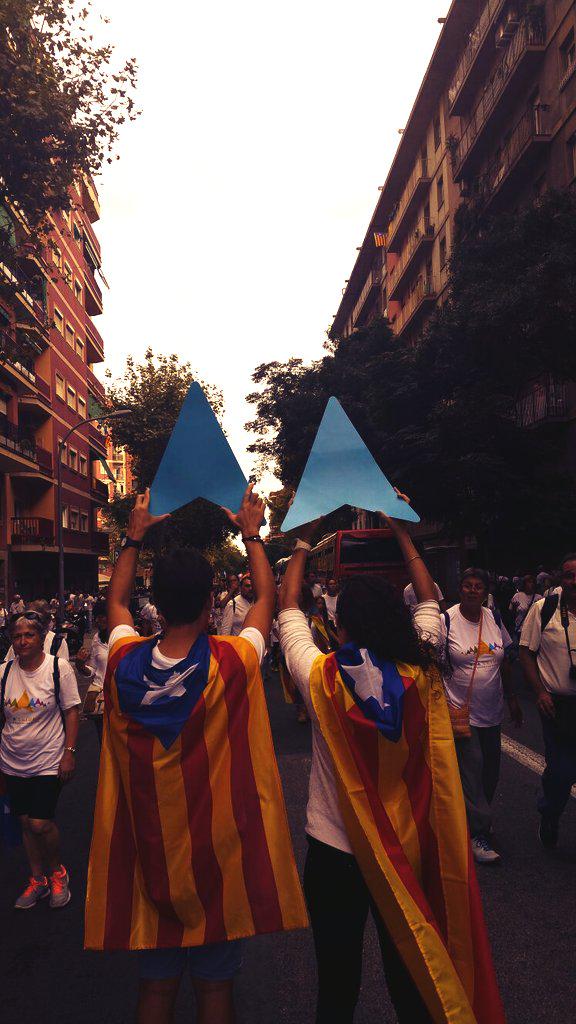NiceNerea's tweet photo. Punter blau cel: Oberts al món! #Tram49 #ViaLliure #Diada2015 http://t.co/lyhq1lkuPB