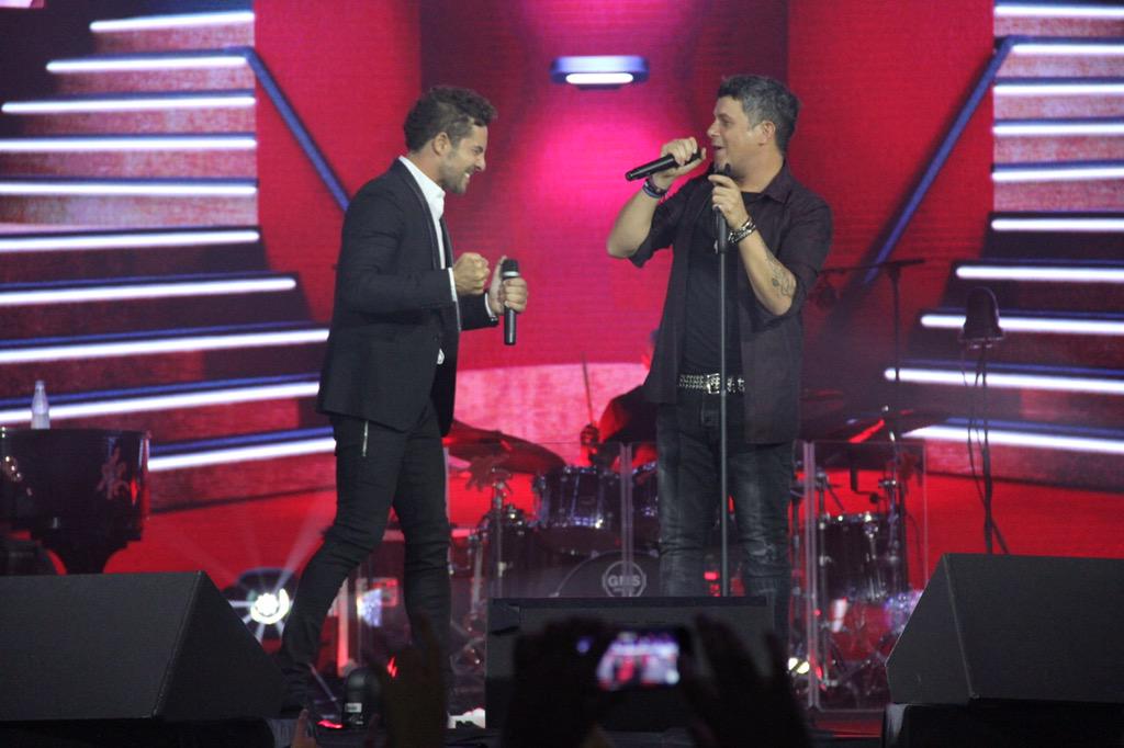 davidbisbal's tweet image. Me Volví a subír al escenario de mi compadre @AlejandroSanz gracias por estas canciones guardadas de recuerdos!!!