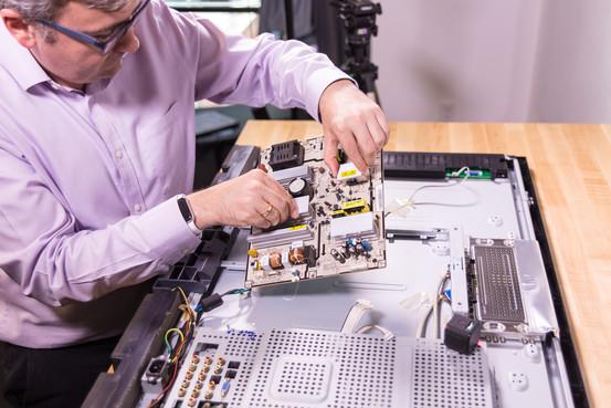 #Makers - Important perspective on #Hardware  ow.ly/S6stc + more from .@wsj &amp; <a href="/geoffreyfowler/">Geoffrey A. Fowler</a>