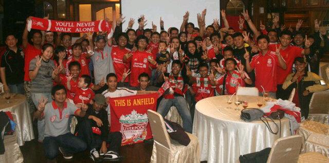 Dalam foto ini ingat Suarez ngolongin beknya Manyooo, ingat hattrick Dirk Kuyt, ingat alm. Andi Widodo. #Emyubutut