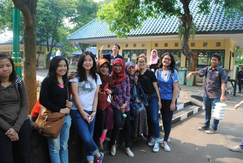 NurikaLaila's tweet image. Long ago with my students :-) #SuryaUniversity #FieldObservation #Apes #Ragunan