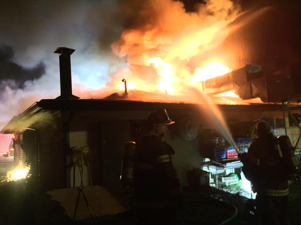 MLCaterina's tweet image. Firefighters had moved in but fire spread in attic. All evacuated as roof may collapse.