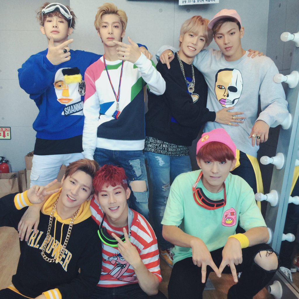 OfficialMONSTAX's tweet photo. [#MONSTA_X] 150912 음악중심 '#몬스타엑스' 컴백 무대! 태양광아래 반짝반짝🌞 오늘도 '#신속히' 컴백무대 완료무🏃🏃 내일도 함께 몬스타엑스와 부릉부릉! http://t.co/u0wqPgvfj8