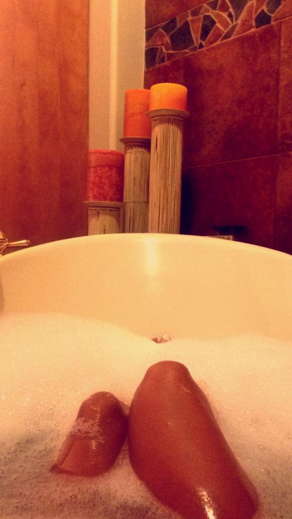 chelinhighheels's tweet image. Bubble bath and true detective because I came home from work sick 😣😷😢😤 #residentproblems