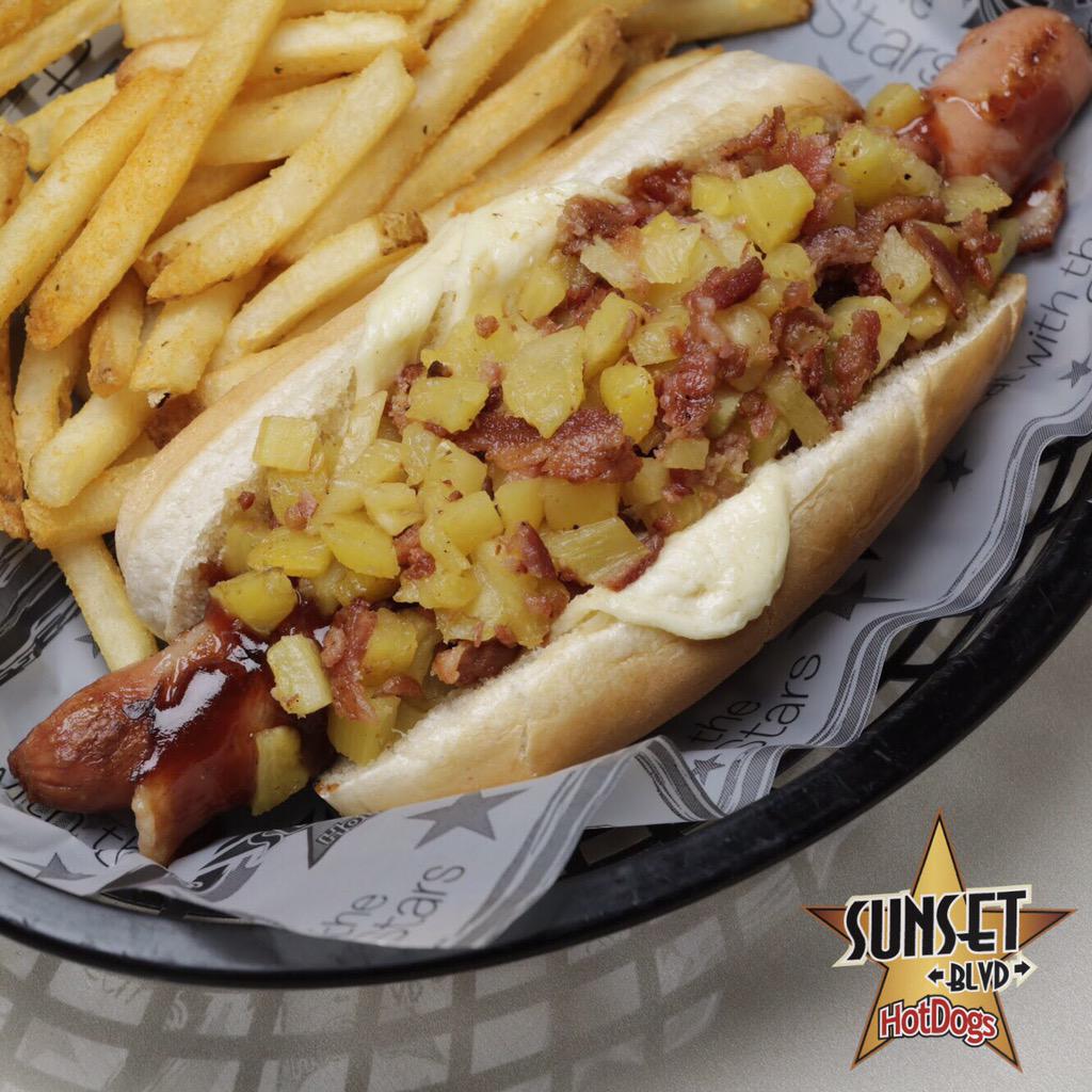 SunsetHotDogs's tweet image. PIRATES OF THE CARIBBEAN! Es la ⭐️ de la casa y el preferido por todos! Ven o pídelo a #domicilio TEL 3222918.