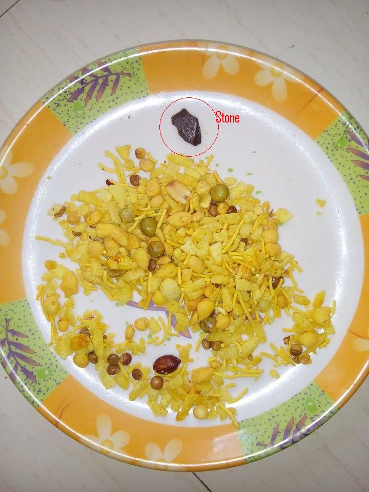 guptaggn's tweet image. Breakfast &amp;amp; Stone: @HaldiramsIndia @haldiramfoods #KhattaMeetha Serving stones instead of Groundnuts. #QualityIssue