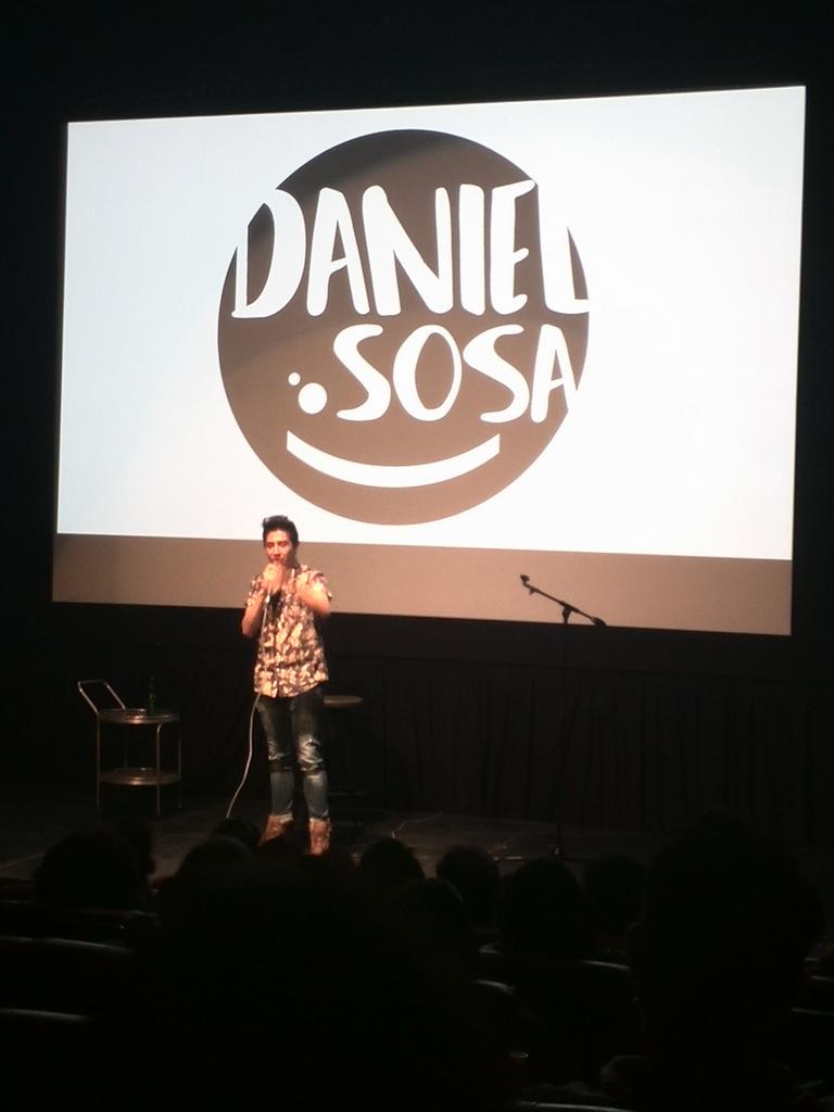 angelcosa's tweet photo. Estrenando a @daniel_sosafado en el @cinetonala! Buenisimo y rifado como siempre :D #StandUpFan http://t.co/8pQOlGmx2g