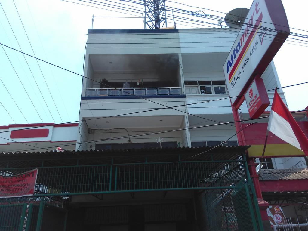 dwirefaldi's tweet photo. Kebakaran di tanah tinggi 4 jakpus @TMCPoldaMetro @RadioElshinta http://t.co/5rF7AVdNSD