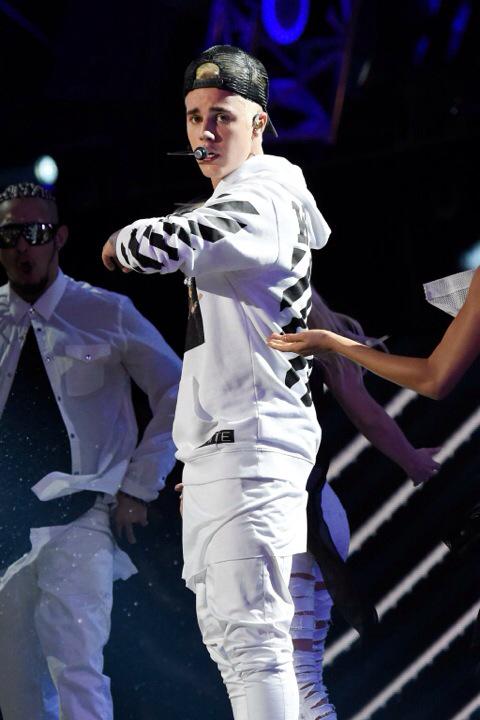 ProjectJBNews's tweet photo. (10)Más fotos de Justin Bieber cantando para Think It Up educación iniciativa telecast en California hoy. http://t.co/ObtQNMbhne