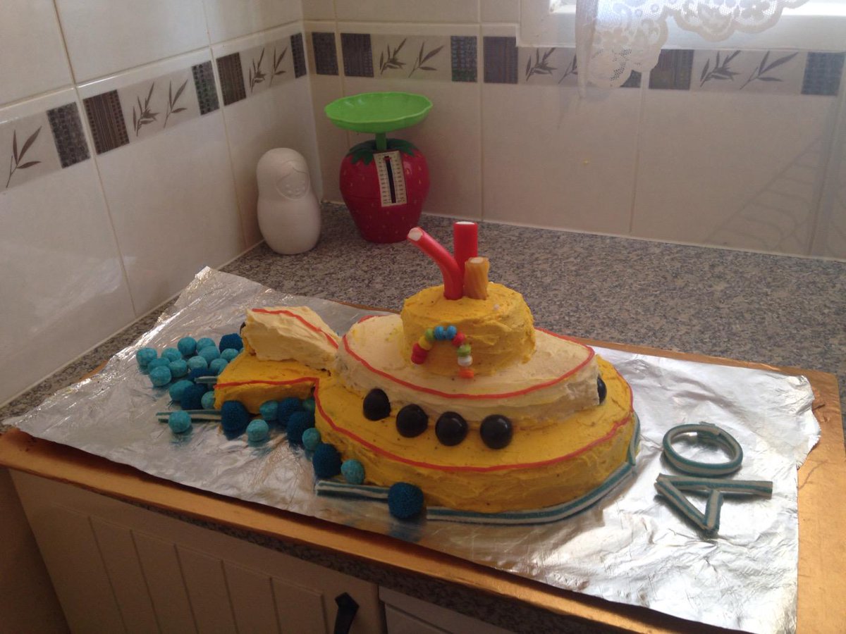 Phoebedebedoo's tweet photo. Spent the morning baking http://t.co/vCEZMELEOD