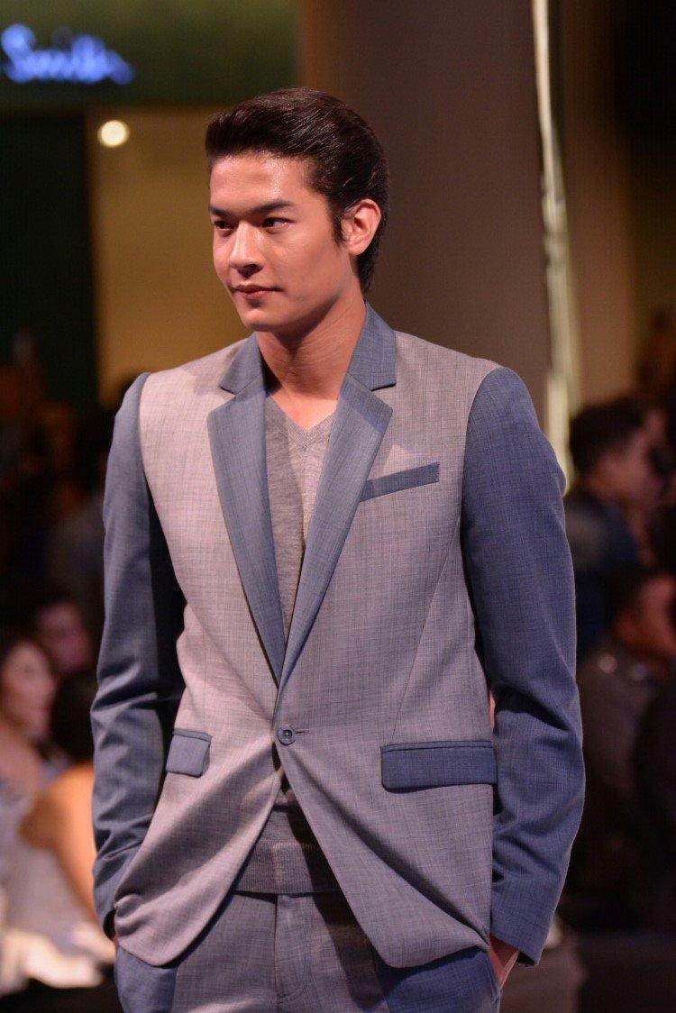cd1f7df46e60447's tweet photo. #เพื่อน คณิน  เดินแบบงาน แพรว charity 11/9/58 @พารากอน http://t.co/5ROno6Ievf