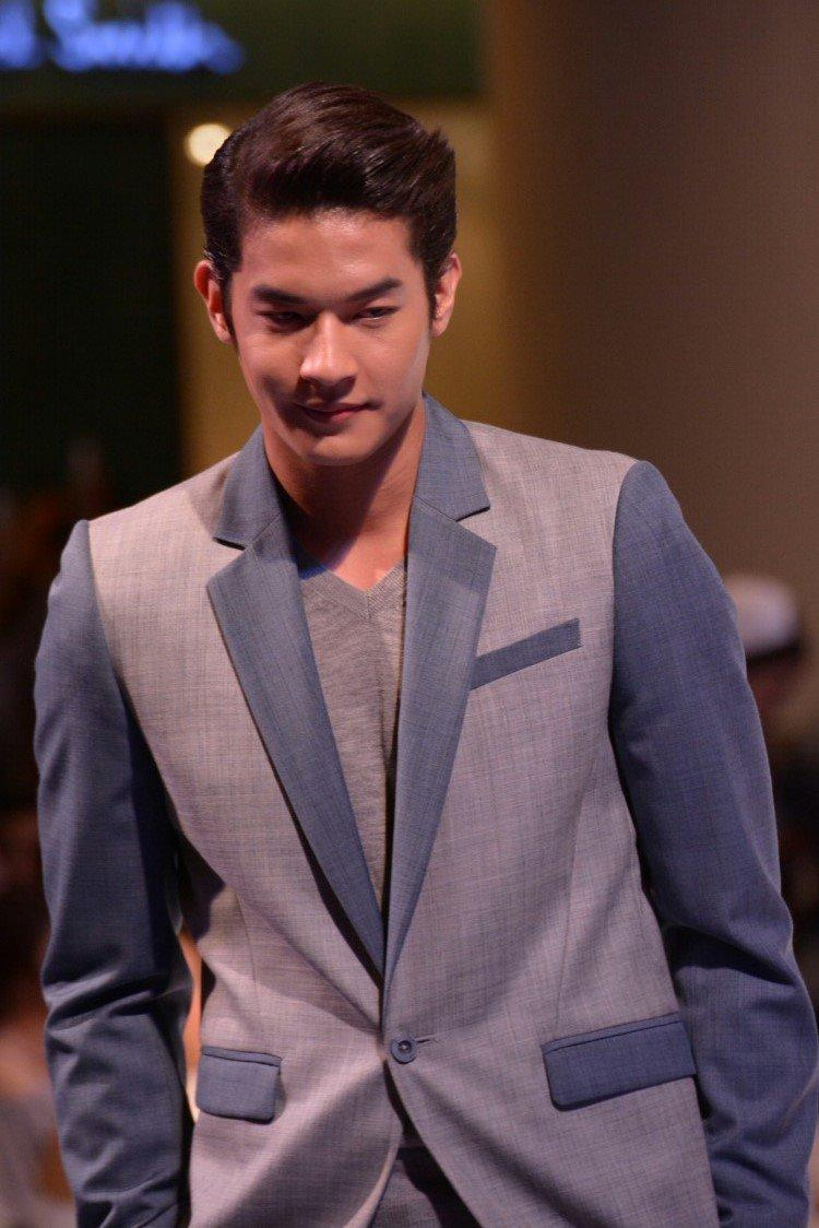 cd1f7df46e60447's tweet photo. #เพื่อน คณิน  เดินแบบงาน แพรว charity 11/9/58 @พารากอน http://t.co/5ROno6Ievf