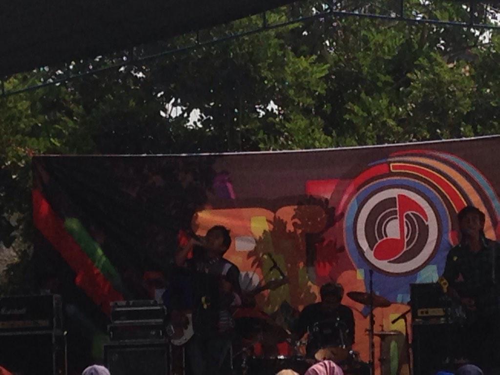 Penampilan ke tiga belas dari band Line's😊