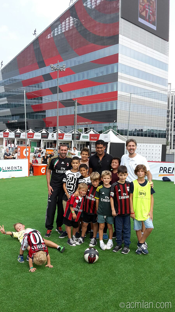 acmilan's tweet photo. Questa mattina Serginho è venuto a trovare tutti i tifosi presenti al #CasaMilan Village! http://t.co/dy2Naprfuj http://t.co/GiZis6nF6X