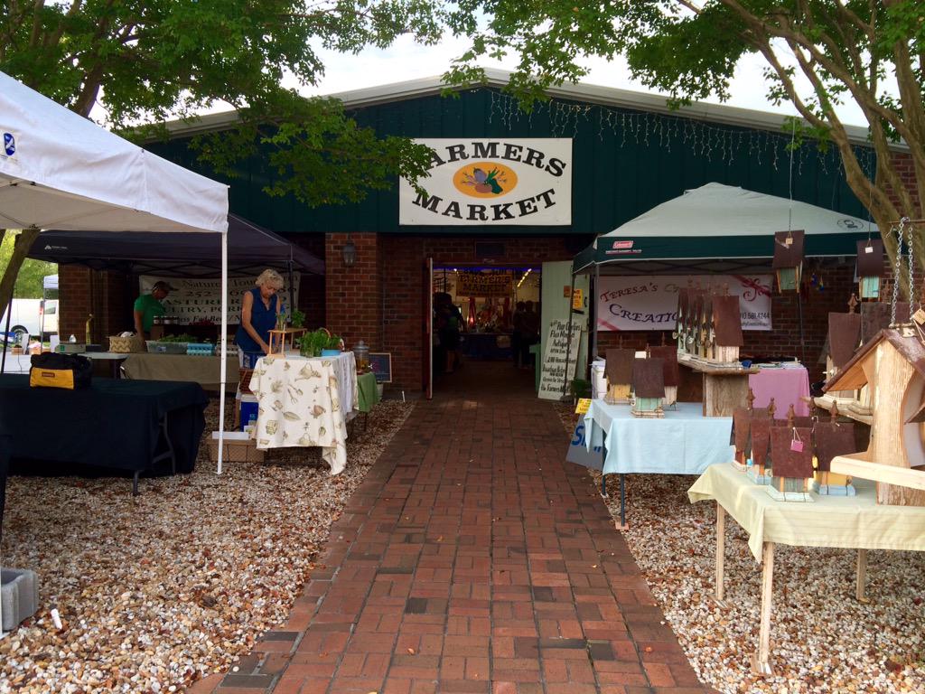 SaltyCatch's tweet photo. Come see us today at the @newberndowntown farmers market! #buylocal #eatlocal #freshseafood http://t.co/EqG0FCJiO1