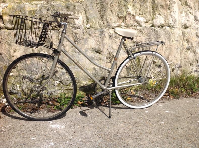 James' missus bike, check the sparkle on that old school looker #brighton #cycling