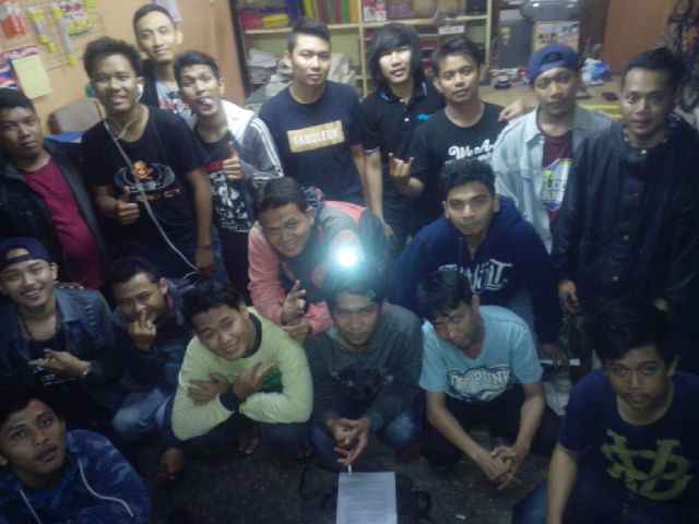 Punk adalah wadah berpolitik bagi kami yang tak seformal kalian> <a href="/DPR_RI/">DPR RI</a>  @Weekendtime69 @Man_Sinner30 <a href="/nvs_warriors/">Next Voice Street</a>