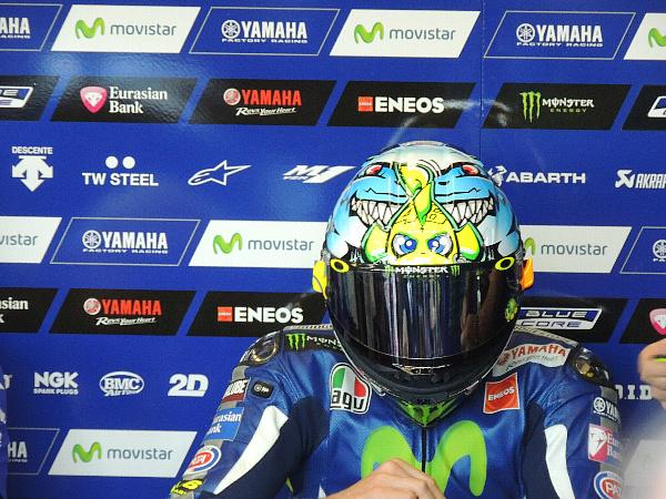 es_Motorsport's tweet photo. Más fotos del casco de @ValeYellow46 para @misano http://t.co/lAPdGMopQ8