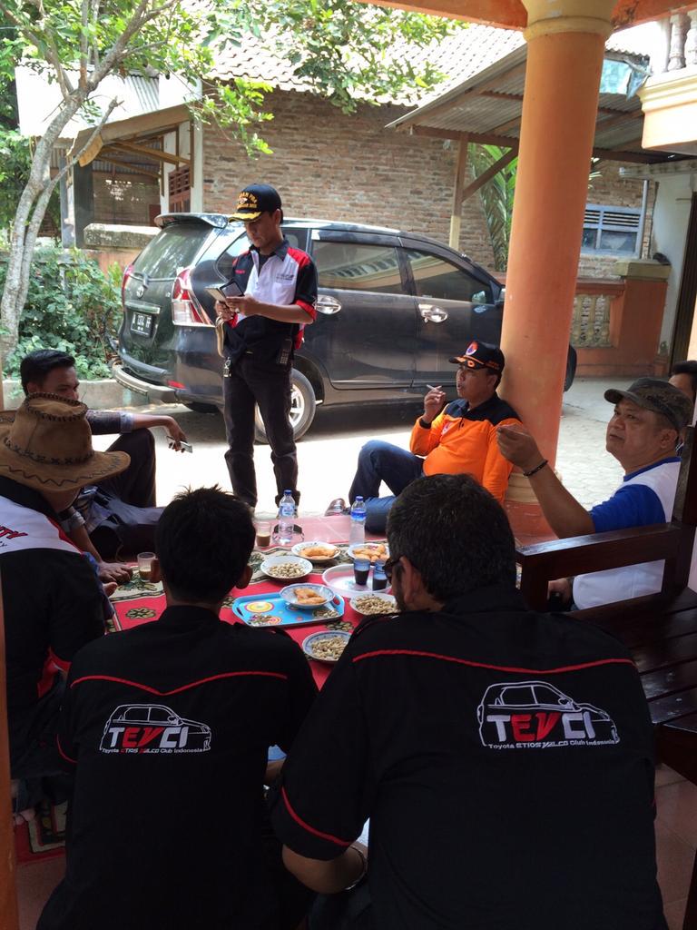 TEVC_Indonesia's tweet photo. PhoBar Lurah Walikukun Bp. Asep & Ngobras #TevciPeduli Air Bersih Feat @Velozcommunity cc @ToyotaID @GTRadial_Indo http://t.co/W400SwyowI