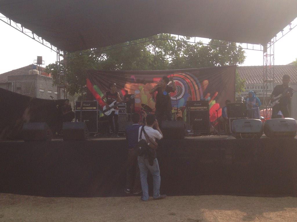 Penampilan ke 17 dari band Sapu jagad😊