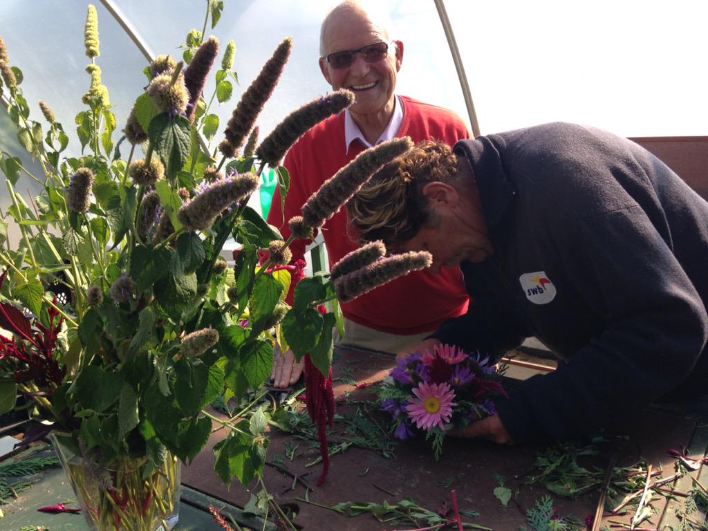 HilcoHuisstede's tweet photo. #workshop #bloemsierkunst SWB #Groentuin: 40 blije gezichten die zich duidelijk #heerlijk vermaakten @swb074 http://t.co/sSCgGF2smt