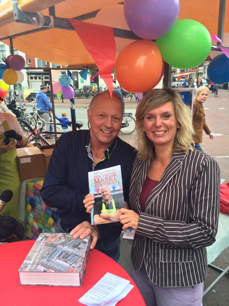 jLangenacker's tweet photo. Een trotse marktkoopman schrijft boek over zijn bizarre leven. Trots dat ik eerste exemplaar in ontvangst mag nemen! http://t.co/6pGUP9EfaL