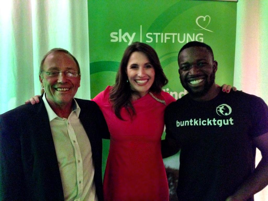 buntkicktgut's tweet photo. Danke EUCH! RT @BirgitNoessing: Vielen Dank für den schönen Abend. Ihr seid meine Helden! @buntkicktgut @SkyStiftung http://t.co/TBU8QFDnDQ