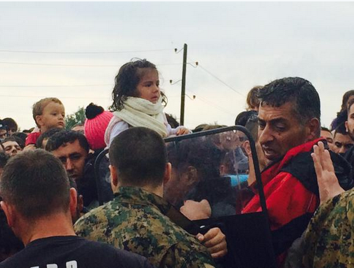 UNICEF_Italia's tweet photo. Un altro giorno di scontri, cariche e bambini stremati a Gevgelija, confine tra Grecia e FYR Macedonia @Chris_UNICEF http://t.co/mrNSn5TatV