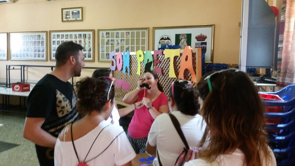 fallapoetaquart's tweet photo. Acabando el photocall de @fallapoetaquart en el @MenjatQuart #sompoeta http://t.co/2Hk37eGJaO