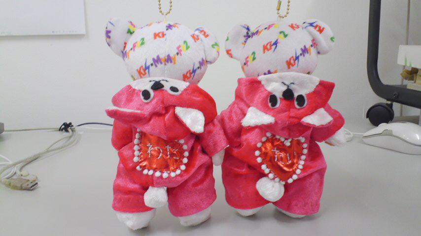 k576k's tweet photo. これね、手袋と靴下も作ってるの。
すごいね。可愛いね。

たいちゃん着てる可愛らしいお顔の子がのんのんのベア。
わったー着てるとぼけ顔の子がうちのベア。
舞祭組……ww http://t.co/Xq6ZqMwgQr