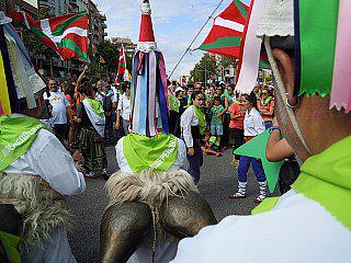 indesarea's tweet photo. Konplizitatea bilatzen | http://t.co/5zapE9yiUf - http://t.co/m8OkcVsBgn @berria ren bidez #Tram65 #Independentzia http://t.co/H4rS8GHXEp