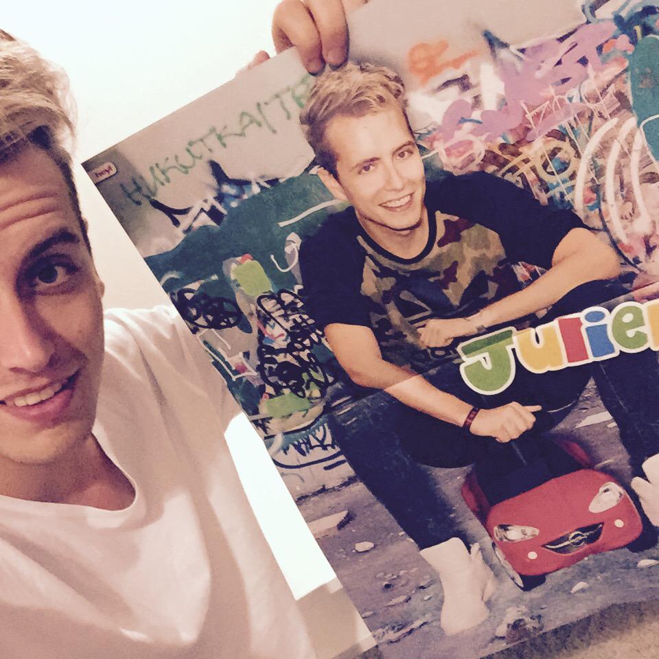 julienco_'s tweet photo. Haha i wie feier ich das Poster 😂🚗
Danke an die hey! http://t.co/aPvBSnlhiA