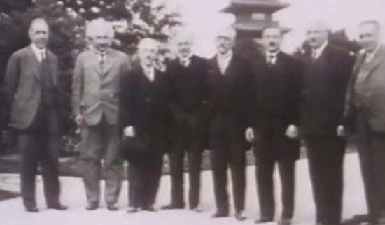 ScienceNetDaily's tweet image. Albert Einstein: &quot;Classic vs Quantum&quot; Documentary 1985 buff.ly/1UO3Dmb