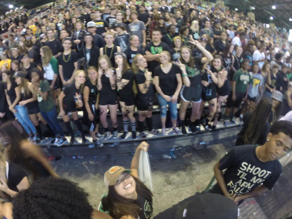 ashleyyymariee2's tweet photo. ⚫️⚫️💚💛 http://t.co/Ja76SwTAyR