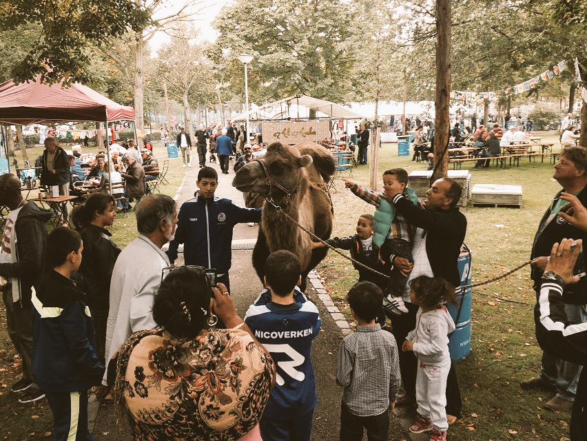 DHcooperatie's tweet image. Fijne sfeer op #BeSouk Bospolder Tussendijken voor ondertekening van samenwerkingsovereenkomst Delfshaven Coöperatie.