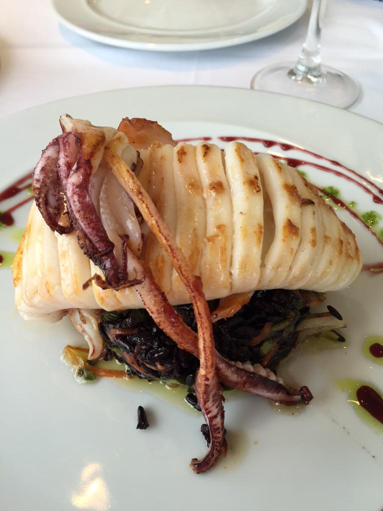 laprendizdechef's tweet photo. Delicioso calamar sobre arroz venere en @elcorteingles Vigo ¿Sabes por q le llamaban el arroz del emperador? 😃 http://t.co/kiCDf8qNjF