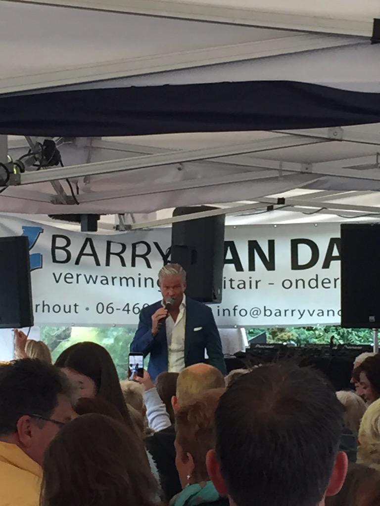 PerkRob's tweet image. Gewoon Dries in de tent in ons mooie Voorhout. Gelukkig niet in zn gele Speedo....