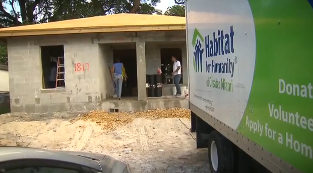 POPE IN AMERICA- Volunteers teaming up to build home in Liberty City to honor Pope Francis. bit.ly/1UKkmMt?utm_me… http://t.co/YIt6FYjQMS
